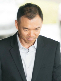 김정주 NXC(넥슨 지주사) 대표가 지난 7월 진경준 전 검사장에 주식 특혜를 준 뇌물공여 혐의로 서울 서울중앙지방법원에 피의자로 출두하고 있다.   유동일기자 eddieyou@  디지털타임스 DB